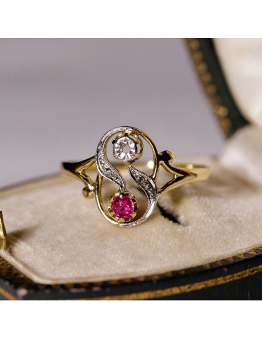 Bague ajourée pierre rose diamants s'inspire de l'anatomie humaine